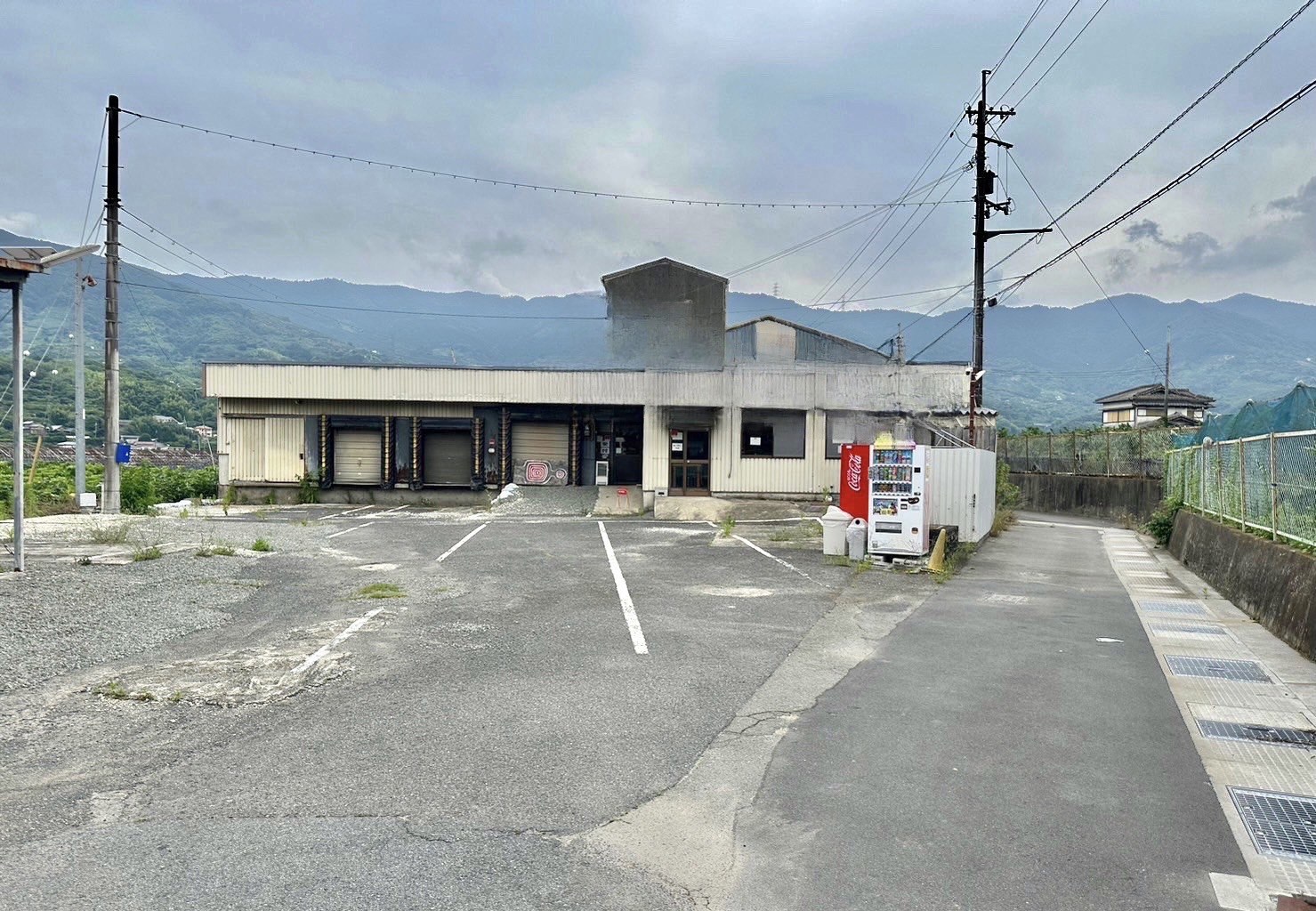 紀の川市穴伏3階建 約300坪売倉庫 写真1